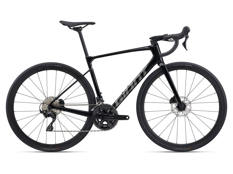 Silniční kolo Giant Defy Advanced 2 v barvě Abyss Black